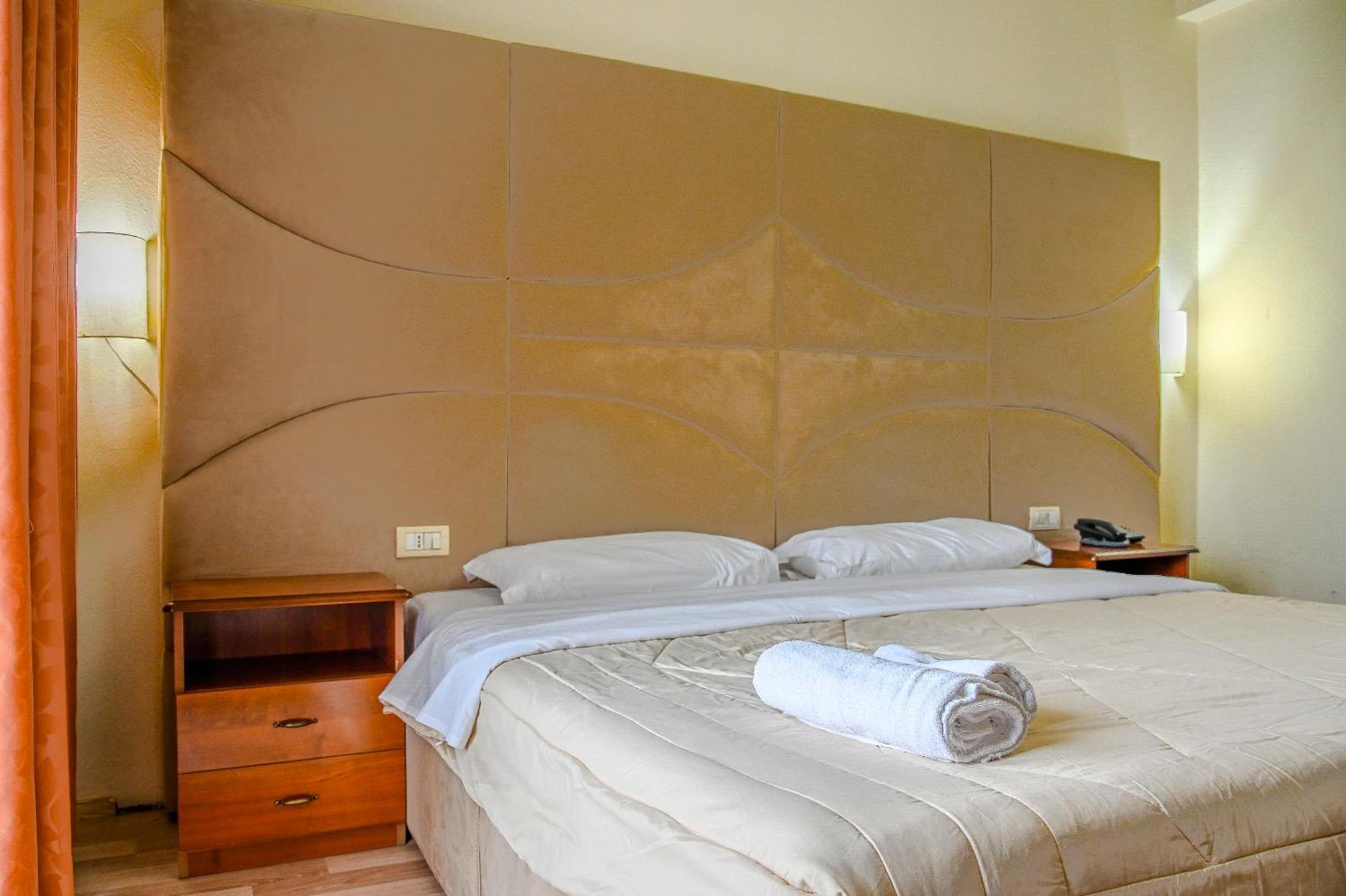 Hotel Vivas Durres Bagian luar foto