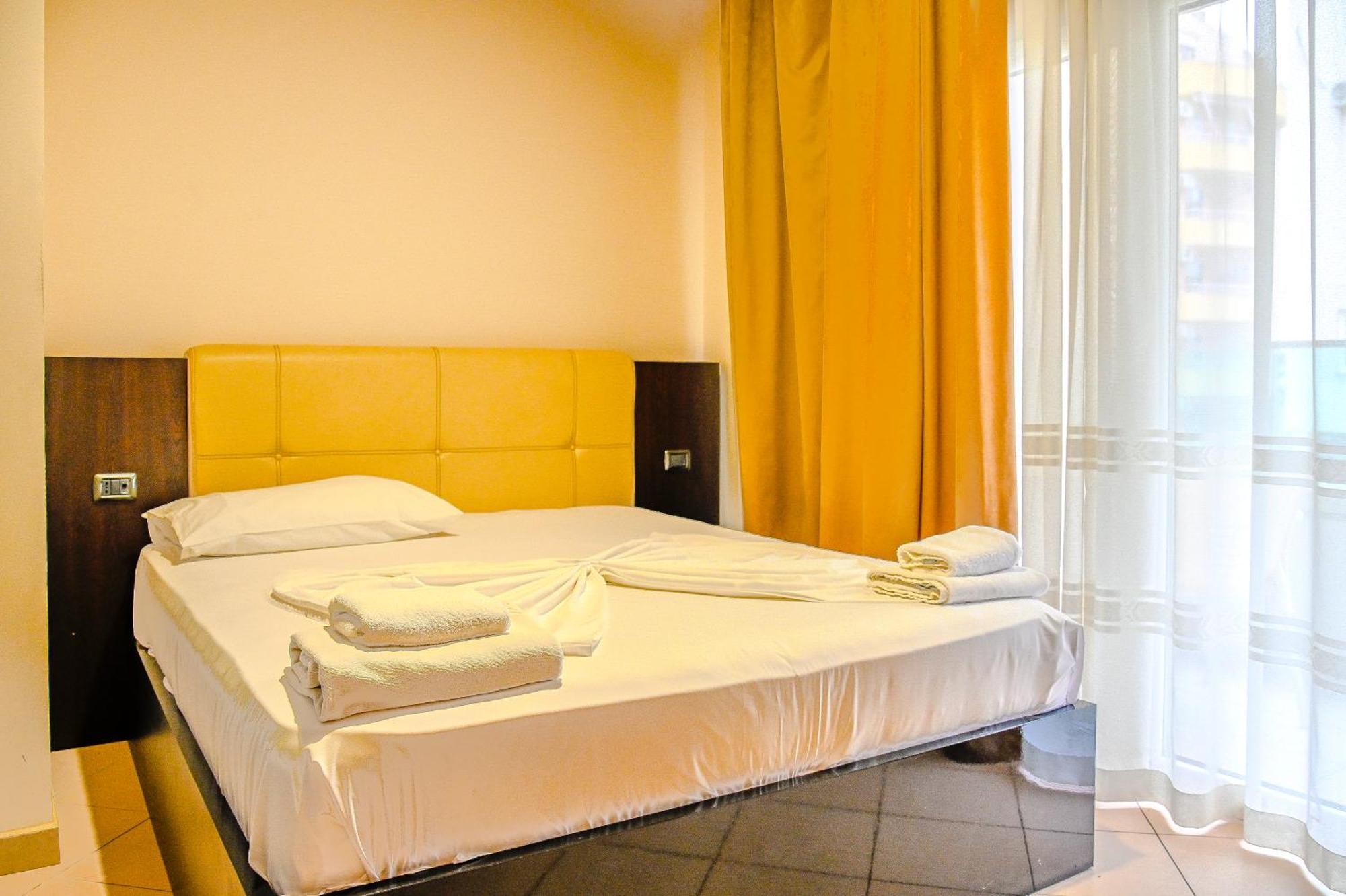 Hotel Vivas Durres Bagian luar foto
