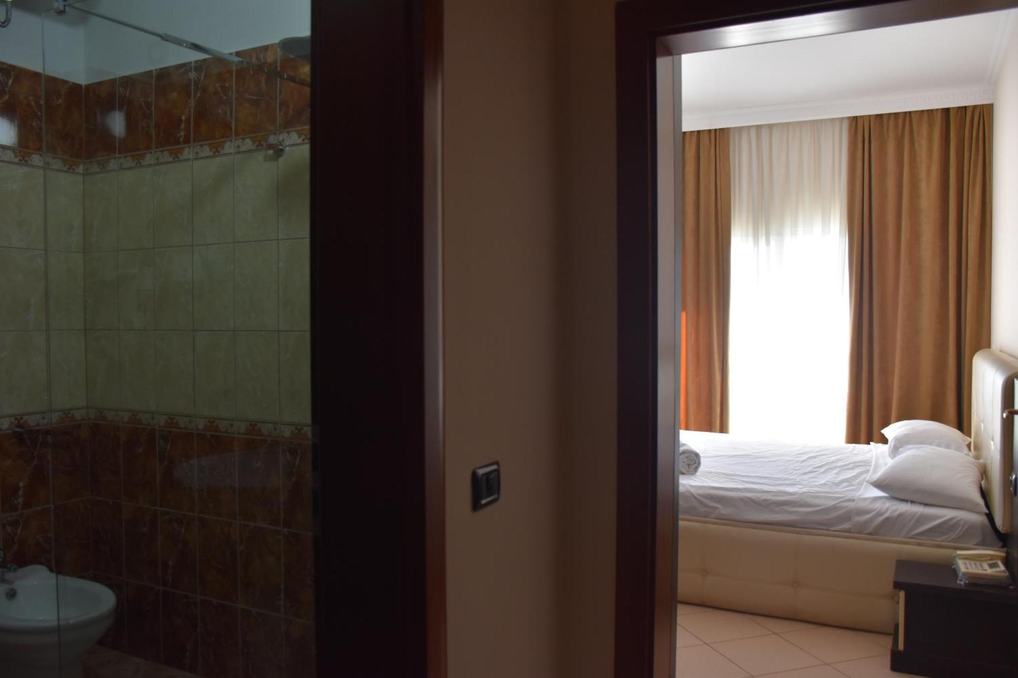 Hotel Vivas Durres Bagian luar foto